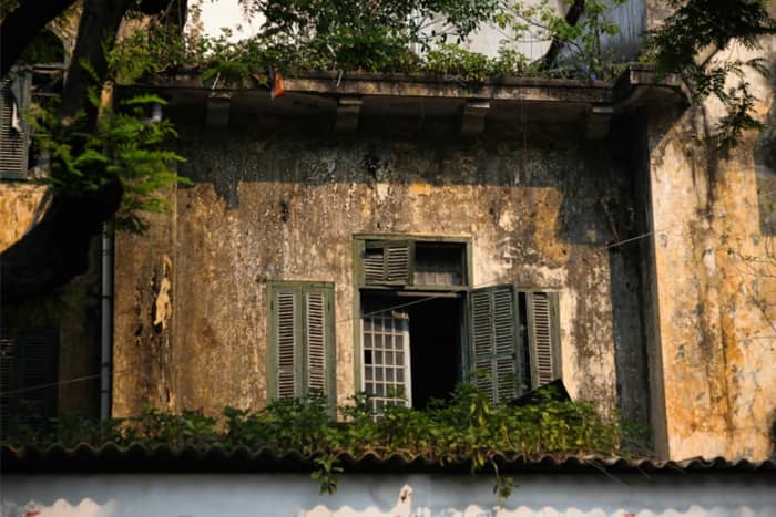 Petite maison en mauvais état dans une ruelle étroite d'un village sicilien